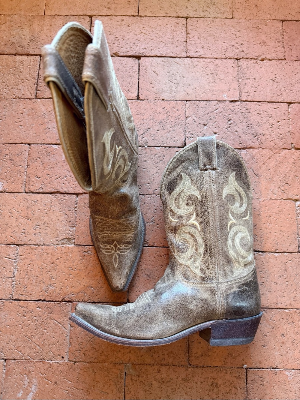 Justin Boots Women's Brown Distressed Western Heeled Cowboy Boots